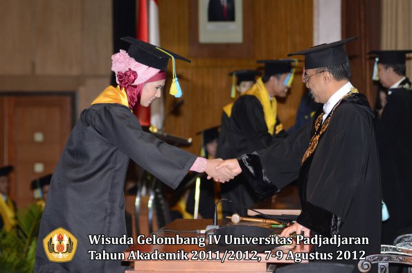 wisuda-unpad-gel-iv-2011_2012-fakultas-farmasi-oleh-rektor-048