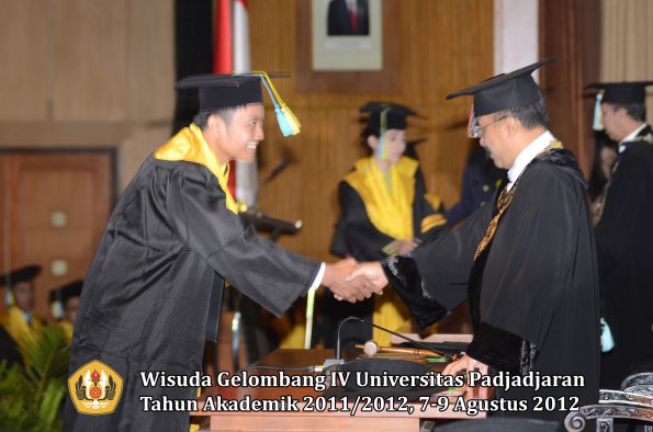 wisuda-unpad-gel-iv-2011_2012-fakultas-farmasi-oleh-rektor-049