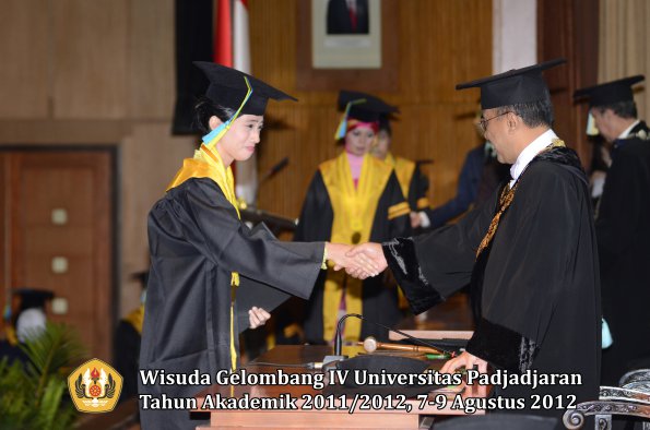 wisuda-unpad-gel-iv-2011_2012-fakultas-farmasi-oleh-rektor-050