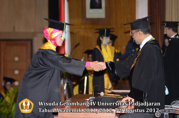 wisuda-unpad-gel-iv-2011_2012-fakultas-farmasi-oleh-rektor-051