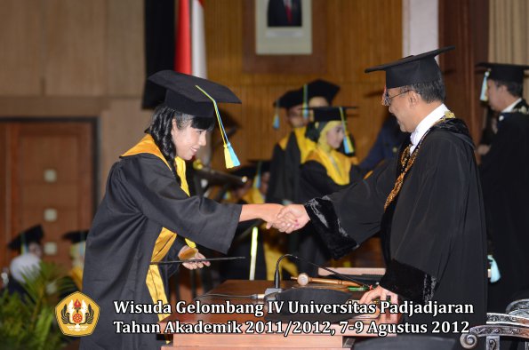 wisuda-unpad-gel-iv-2011_2012-fakultas-farmasi-oleh-rektor-052