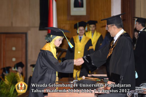 wisuda-unpad-gel-iv-2011_2012-fakultas-farmasi-oleh-rektor-053