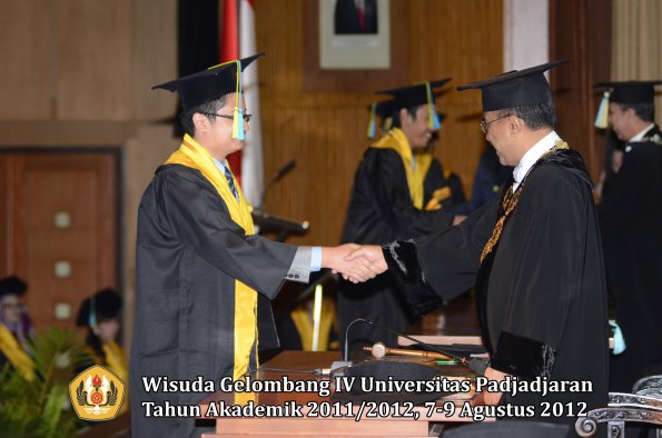 wisuda-unpad-gel-iv-2011_2012-fakultas-farmasi-oleh-rektor-054