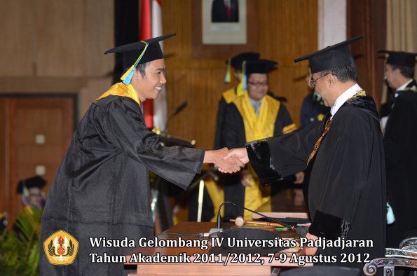 wisuda-unpad-gel-iv-2011_2012-fakultas-farmasi-oleh-rektor-055