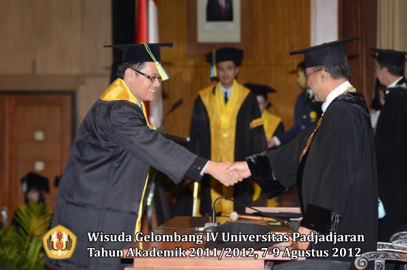 wisuda-unpad-gel-iv-2011_2012-fakultas-farmasi-oleh-rektor-056