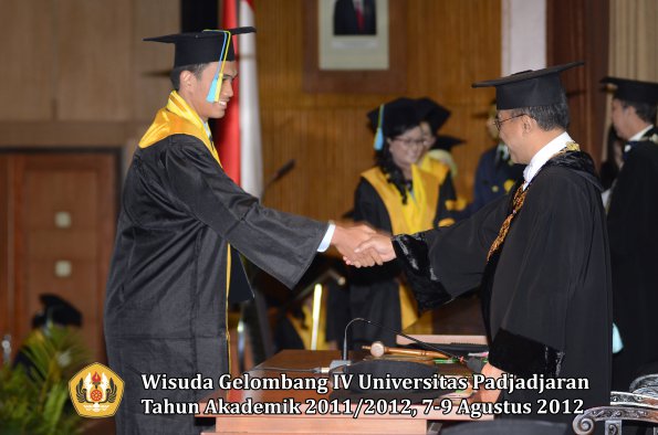 wisuda-unpad-gel-iv-2011_2012-fakultas-farmasi-oleh-rektor-057