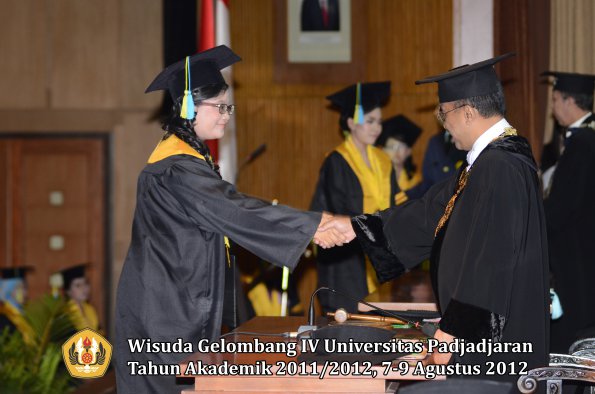 wisuda-unpad-gel-iv-2011_2012-fakultas-farmasi-oleh-rektor-058