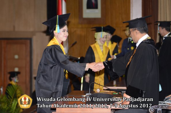 wisuda-unpad-gel-iv-2011_2012-fakultas-farmasi-oleh-rektor-059