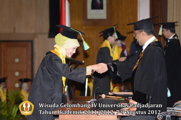 wisuda-unpad-gel-iv-2011_2012-fakultas-farmasi-oleh-rektor-060