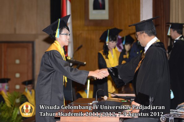 wisuda-unpad-gel-iv-2011_2012-fakultas-farmasi-oleh-rektor-061