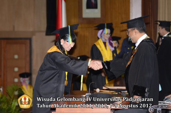 wisuda-unpad-gel-iv-2011_2012-fakultas-farmasi-oleh-rektor-062