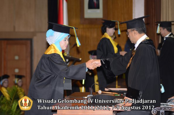 wisuda-unpad-gel-iv-2011_2012-fakultas-farmasi-oleh-rektor-066