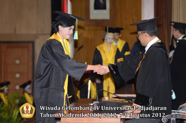 wisuda-unpad-gel-iv-2011_2012-fakultas-farmasi-oleh-rektor-067