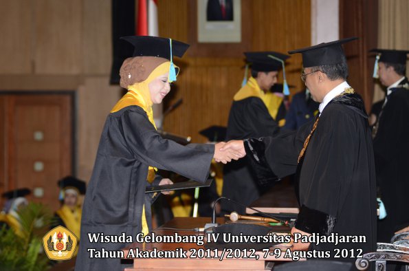 wisuda-unpad-gel-iv-2011_2012-fakultas-farmasi-oleh-rektor-068