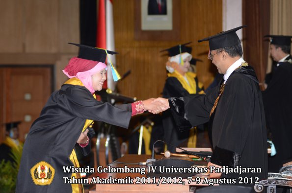 wisuda-unpad-gel-iv-2011_2012-fakultas-farmasi-oleh-rektor-071