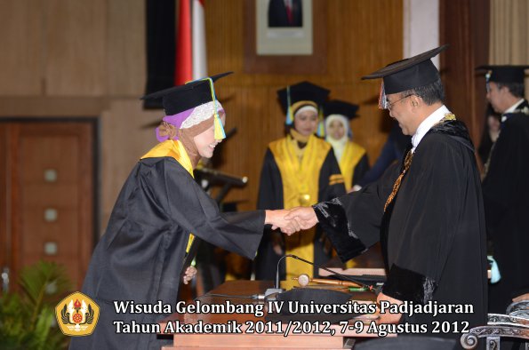 wisuda-unpad-gel-iv-2011_2012-fakultas-farmasi-oleh-rektor-075