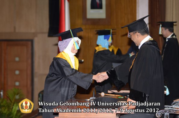 wisuda-unpad-gel-iv-2011_2012-fakultas-farmasi-oleh-rektor-077