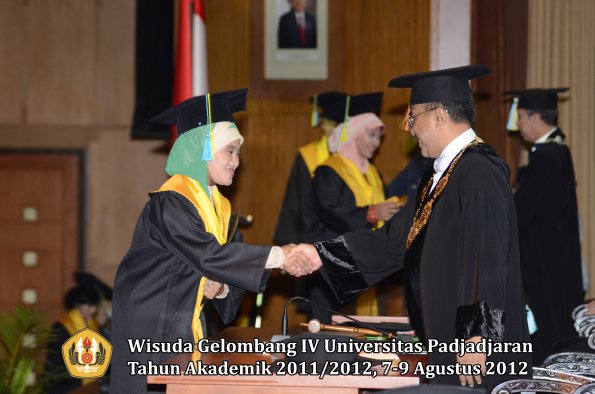 wisuda-unpad-gel-iv-2011_2012-fakultas-farmasi-oleh-rektor-081