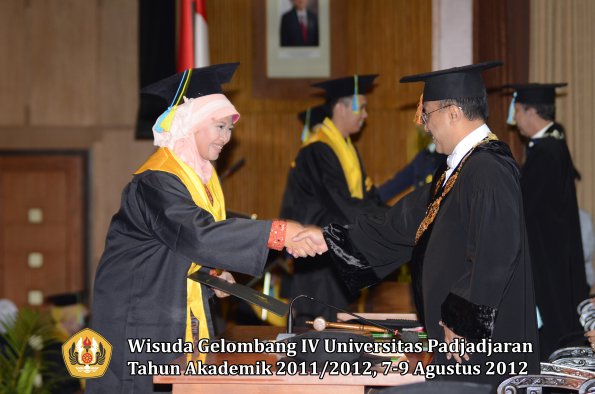 wisuda-unpad-gel-iv-2011_2012-fakultas-farmasi-oleh-rektor-082