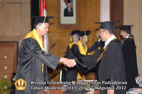 wisuda-unpad-gel-iv-2011_2012-fakultas-farmasi-oleh-rektor-083