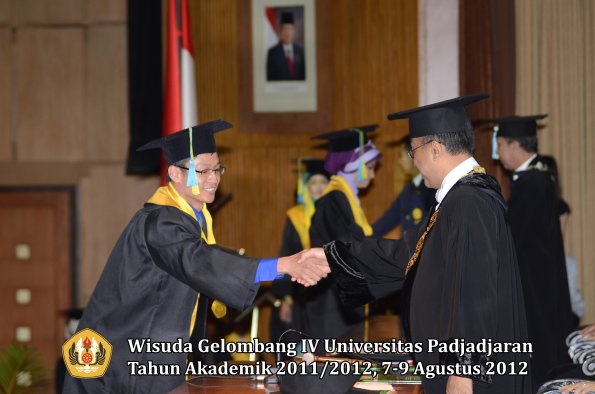 wisuda-unpad-gel-iv-2011_2012-fakultas-farmasi-oleh-rektor-084