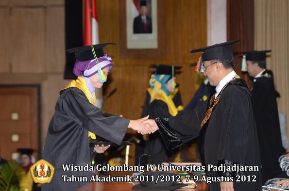 wisuda-unpad-gel-iv-2011_2012-fakultas-farmasi-oleh-rektor-085