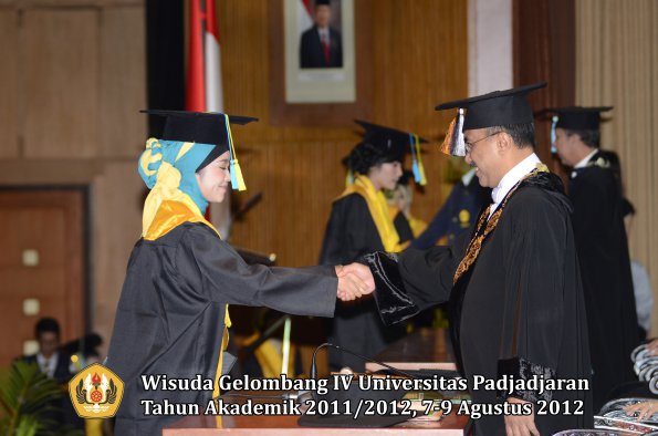 wisuda-unpad-gel-iv-2011_2012-fakultas-farmasi-oleh-rektor-086