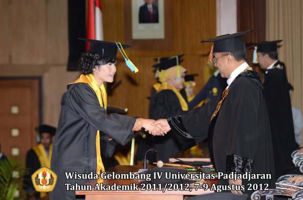 wisuda-unpad-gel-iv-2011_2012-fakultas-farmasi-oleh-rektor-087