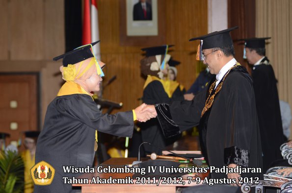 wisuda-unpad-gel-iv-2011_2012-fakultas-farmasi-oleh-rektor-088