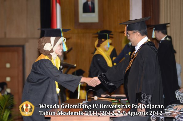 wisuda-unpad-gel-iv-2011_2012-fakultas-farmasi-oleh-rektor-089