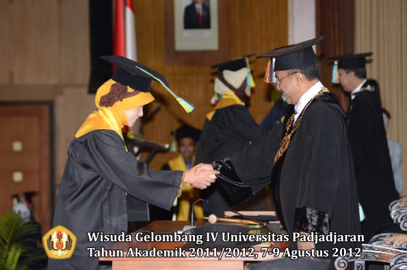 wisuda-unpad-gel-iv-2011_2012-fakultas-farmasi-oleh-rektor-090