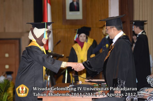 wisuda-unpad-gel-iv-2011_2012-fakultas-farmasi-oleh-rektor-091