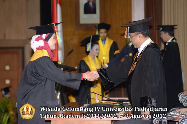 wisuda-unpad-gel-iv-2011_2012-fakultas-farmasi-oleh-rektor-092