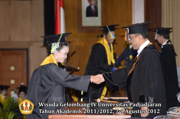 wisuda-unpad-gel-iv-2011_2012-fakultas-farmasi-oleh-rektor-093