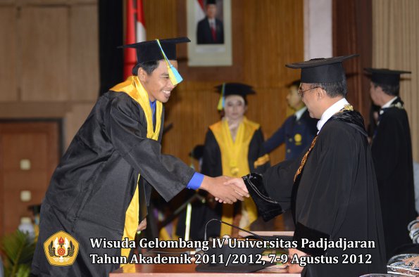 wisuda-unpad-gel-iv-2011_2012-fakultas-farmasi-oleh-rektor-094