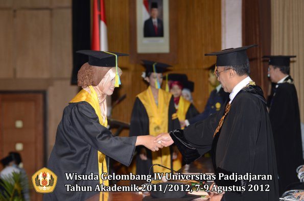 wisuda-unpad-gel-iv-2011_2012-fakultas-farmasi-oleh-rektor-095