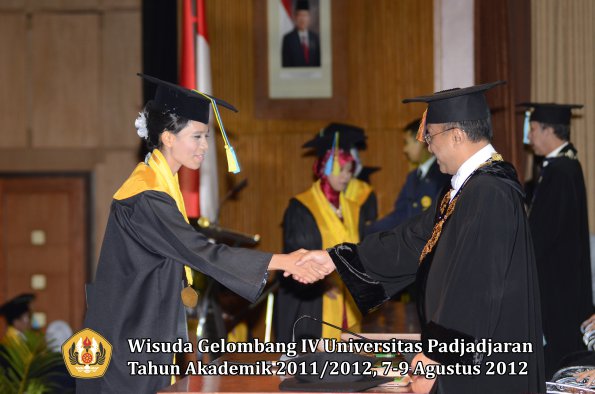 wisuda-unpad-gel-iv-2011_2012-fakultas-farmasi-oleh-rektor-096