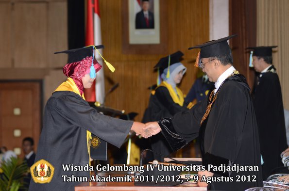 wisuda-unpad-gel-iv-2011_2012-fakultas-farmasi-oleh-rektor-097