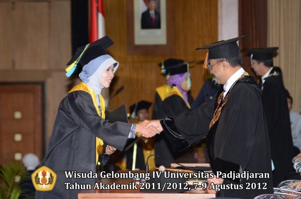 wisuda-unpad-gel-iv-2011_2012-fakultas-farmasi-oleh-rektor-098