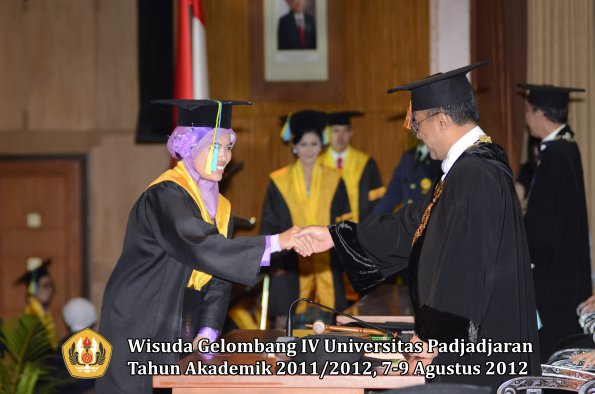 wisuda-unpad-gel-iv-2011_2012-fakultas-farmasi-oleh-rektor-099