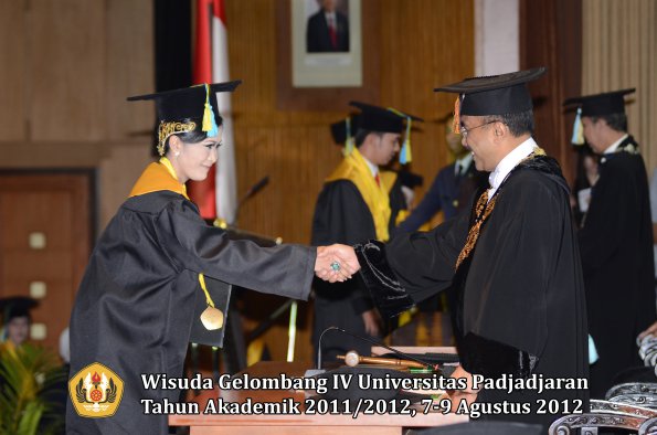 wisuda-unpad-gel-iv-2011_2012-fakultas-farmasi-oleh-rektor-100