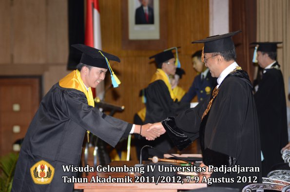 wisuda-unpad-gel-iv-2011_2012-fakultas-farmasi-oleh-rektor-101