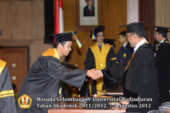 wisuda-unpad-gel-iv-2011_2012-fakultas-farmasi-oleh-rektor-104