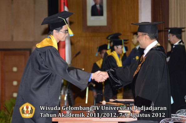 wisuda-unpad-gel-iv-2011_2012-fakultas-farmasi-oleh-rektor-105