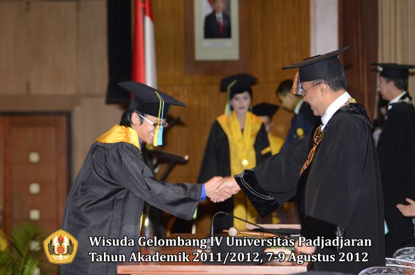 wisuda-unpad-gel-iv-2011_2012-fakultas-farmasi-oleh-rektor-106