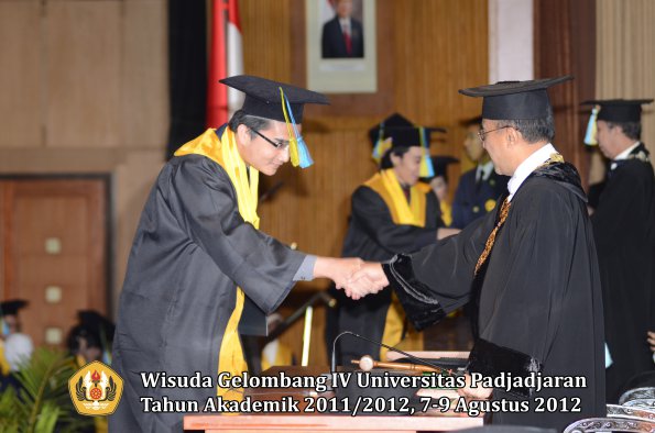 wisuda-unpad-gel-iv-2011_2012-fakultas-farmasi-oleh-rektor-109