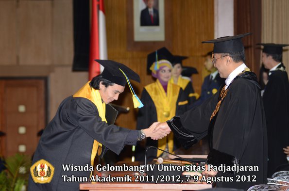 wisuda-unpad-gel-iv-2011_2012-fakultas-farmasi-oleh-rektor-110