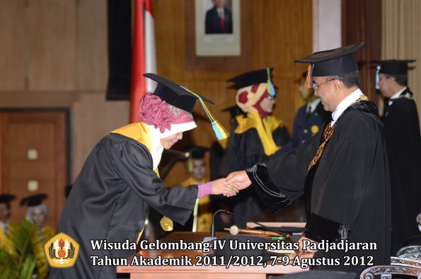 wisuda-unpad-gel-iv-2011_2012-fakultas-farmasi-oleh-rektor-114