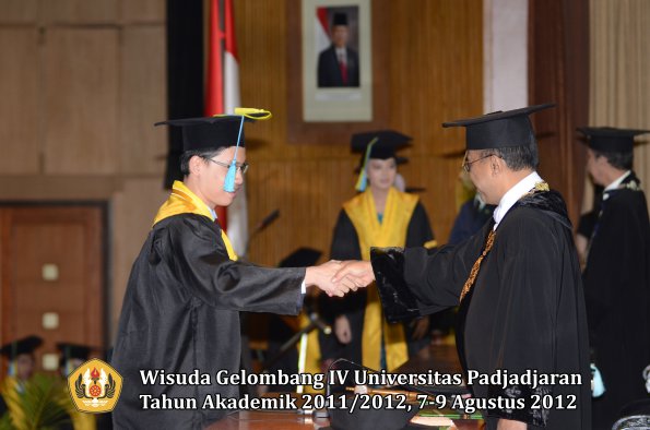 wisuda-unpad-gel-iv-2011_2012-fakultas-farmasi-oleh-rektor-121