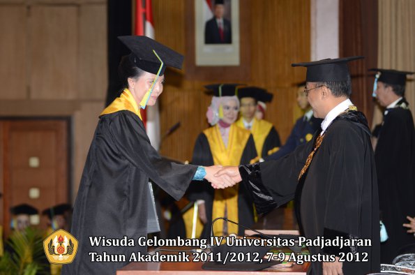 wisuda-unpad-gel-iv-2011_2012-fakultas-farmasi-oleh-rektor-122